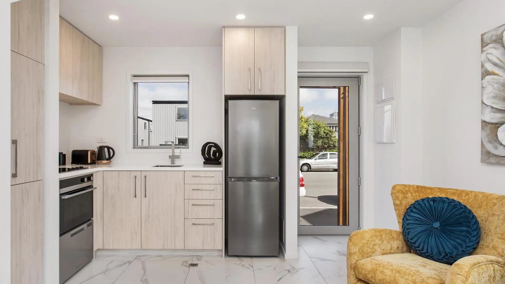 Apartment Modern Central Outdoor Living Bonus Handy Cbd Christchurch New Zealand