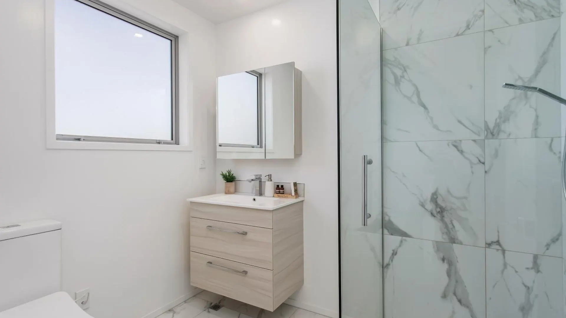 Modern Central Outdoor Living Bonus Handy Cbd Christchurch Apartment
