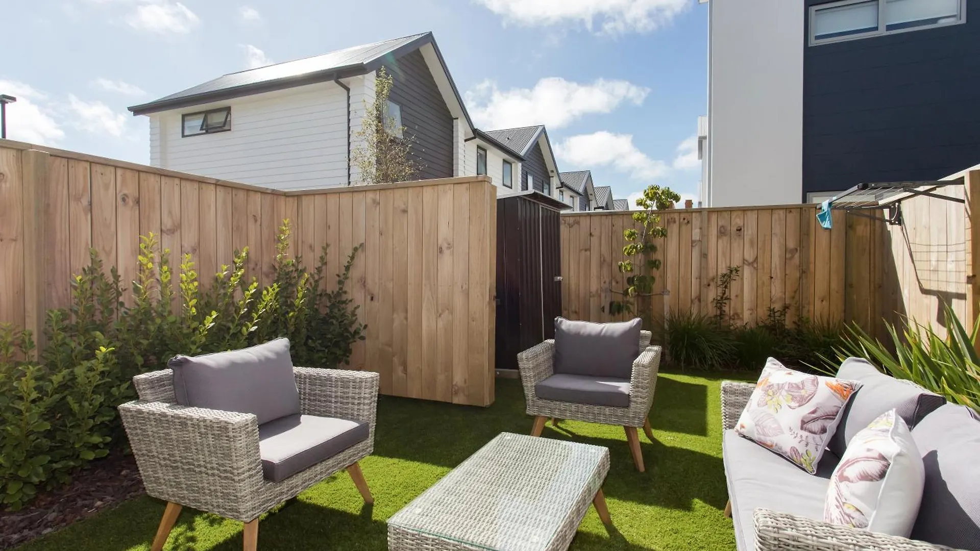 Apartment Modern Central Outdoor Living Bonus Handy Cbd Christchurch